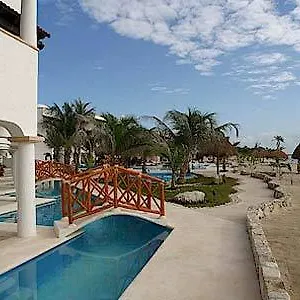 https://hidden-beach-resort-au-naturel-club-gourmet-all-inclusive.allrivieramayahotels.com